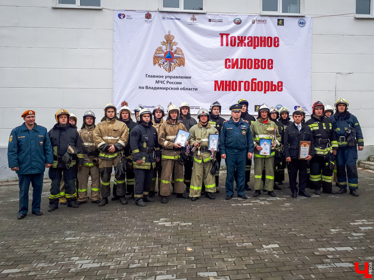 Впервые во Владимирской области провели соревнования по кроссфиту для пожарных. Вместо удобной одежды спортсмены выходили на дистанцию в своей рабочей форме