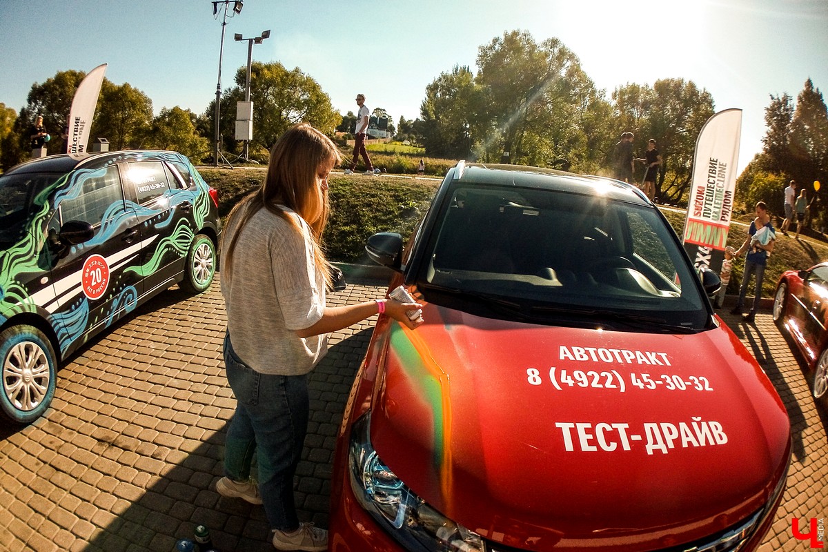 15 и 16 сентября в Суздале прошел фестиваль автомобильного тюнинга Tuning Car Awards. На него съехалось больше 100 машин со всей России