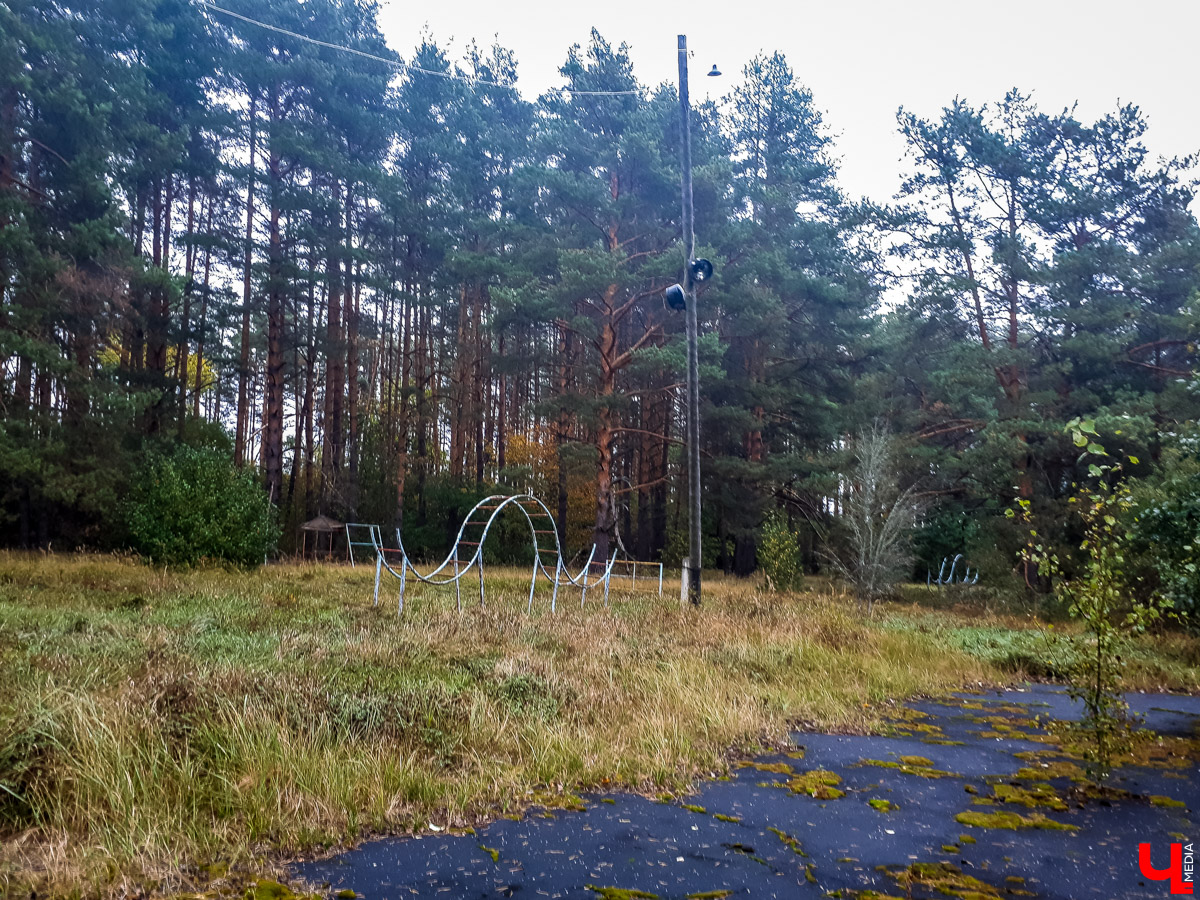 В лесу в Суздальском районе мы случайно набрели на пионерский лагерь “Юность”, который несколько лет простоял заброшенным. Мародеры до него не добрались, а потому постройки остались целыми