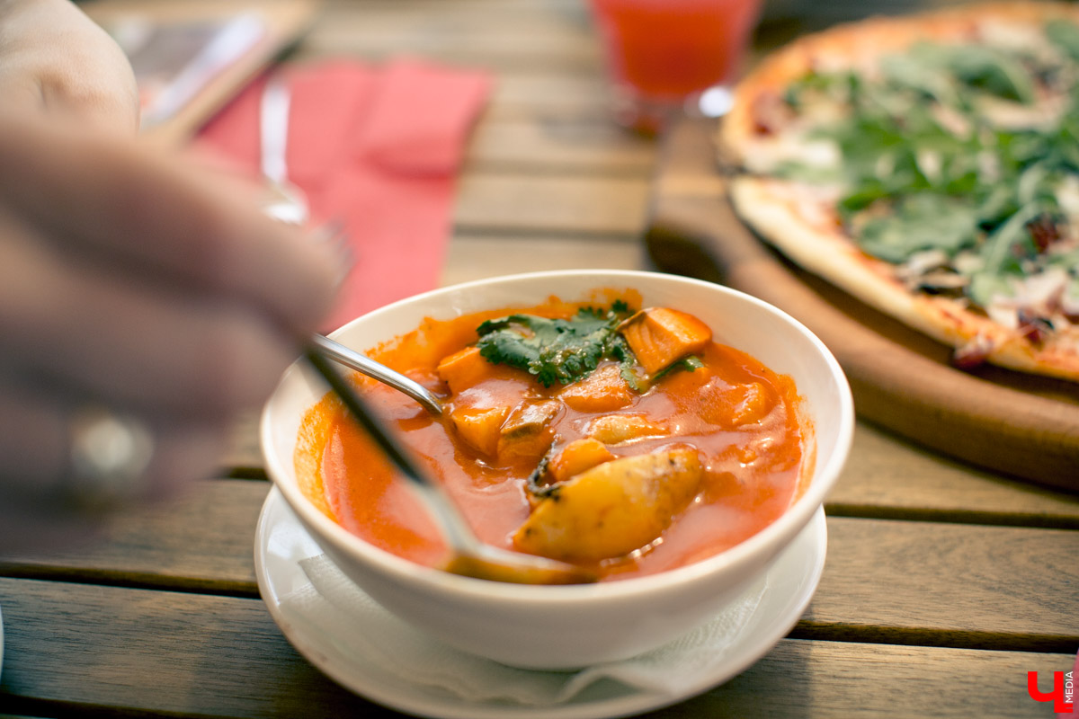 Блогеры посетили кафе Carlson Veranda и дали свою оценку кухне, персоналу и обстановке, а также насладились шикарным видом на закатное небо Владимира