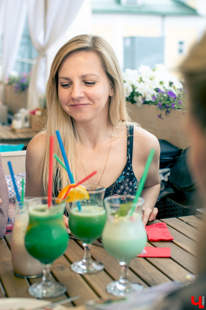 Блогеры посетили кафе Carlson Veranda и дали свою оценку кухне, персоналу и обстановке, а также насладились шикарным видом на закатное небо Владимира