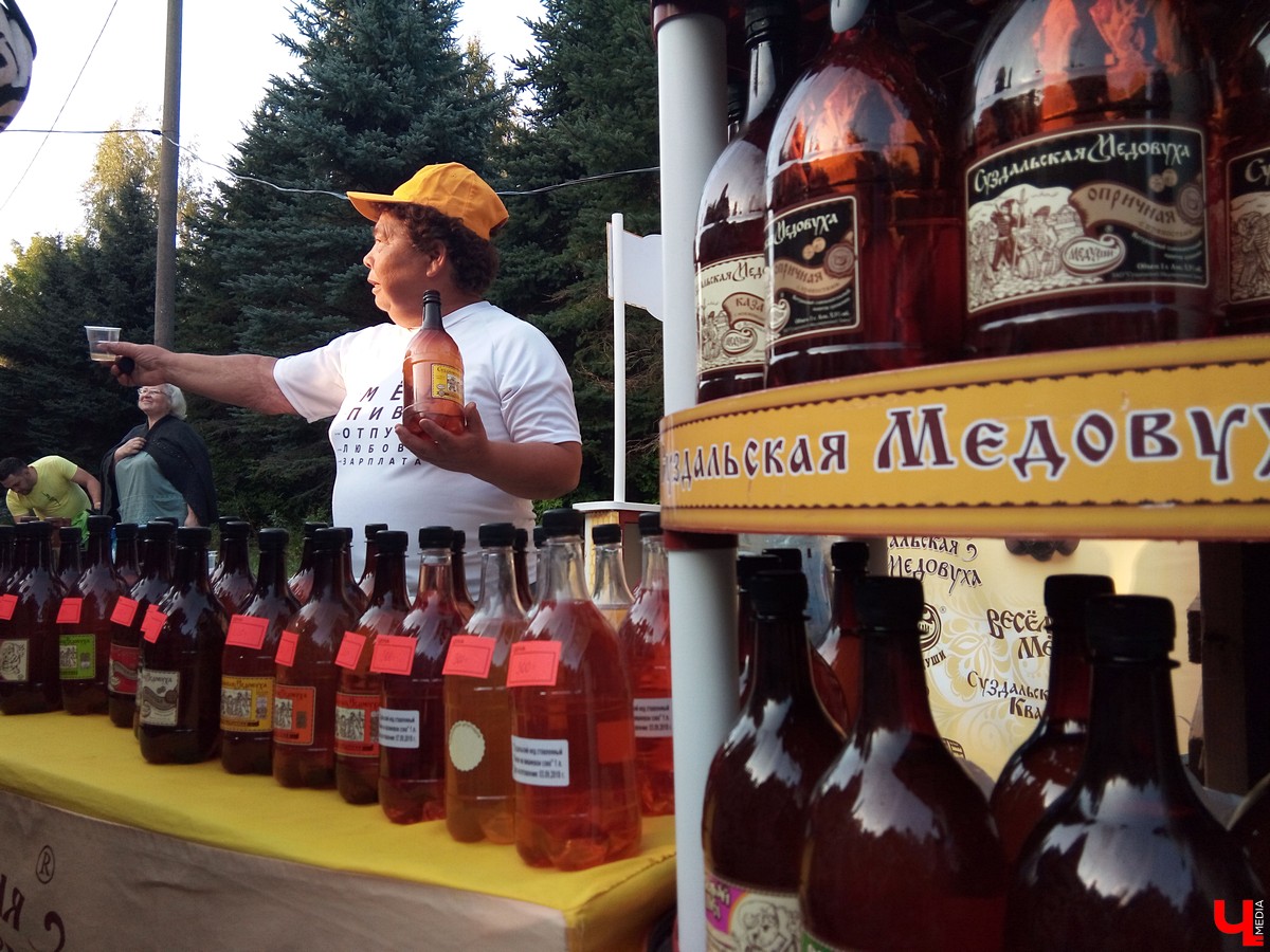 7-8 сентября в Суздале прошел третий фестиваль «Медовуха Fest». В 2018 году медовары привезли ставленый мед, сбитень, безалкогольную медовуху и травяные настои