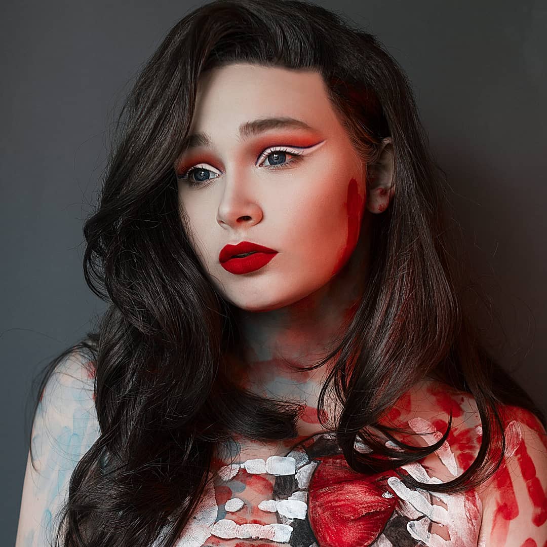 Популярная в «Инстаграм» косплеерша рассказала журналисту «Ключ-Медиа» о том, как создаются яркие фэнтезийные образы, сколько это отнимает времени и денег и приносит ли её аккаунт прибыль