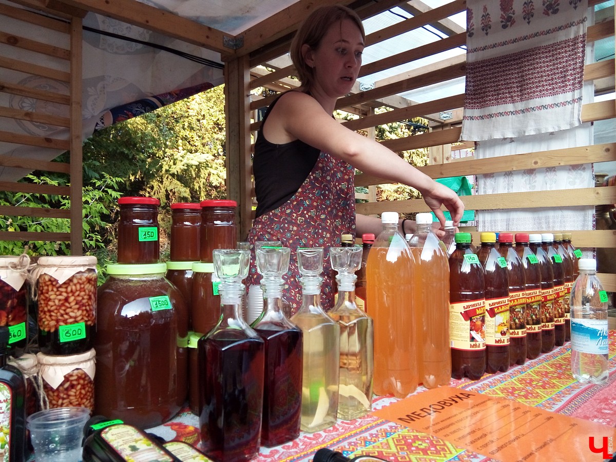 7-8 сентября в Суздале прошел третий фестиваль «Медовуха Fest». В 2018 году медовары привезли ставленый мед, сбитень, безалкогольную медовуху и травяные настои