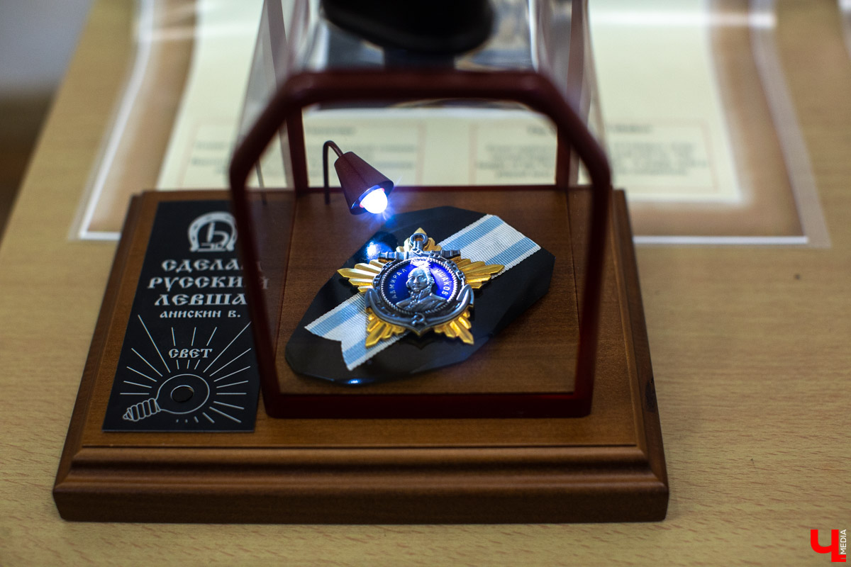 До 18 августа во Владимире можно увидеть подкованную блоху и другие микроминиатюры русского мастера Владимира Анискина. Корреспондент “Ключ-Медиа” побывал на выставке и сделал фоторепортаж