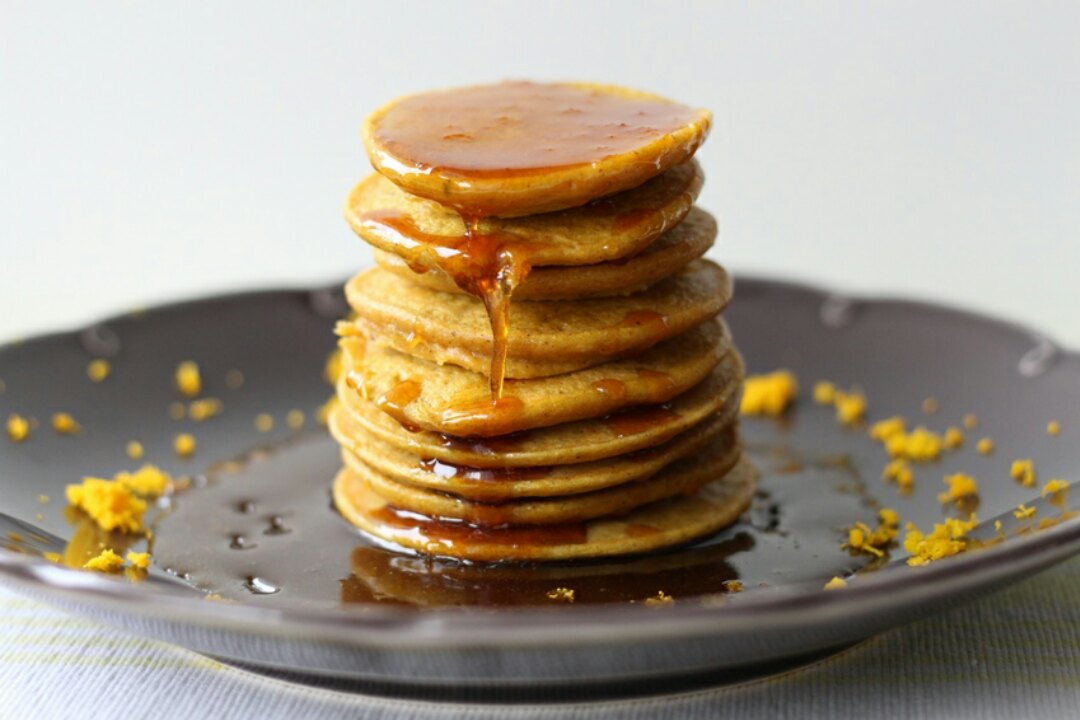 Диетические тыквенные панкейки с арахисовой пастой