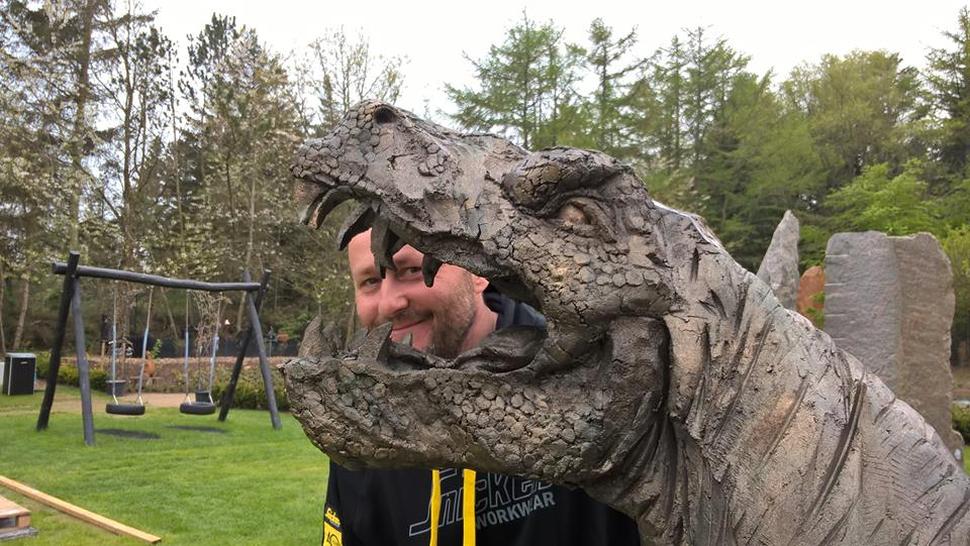 Владимирский скульптор изваял бетонного динозавра в Дании