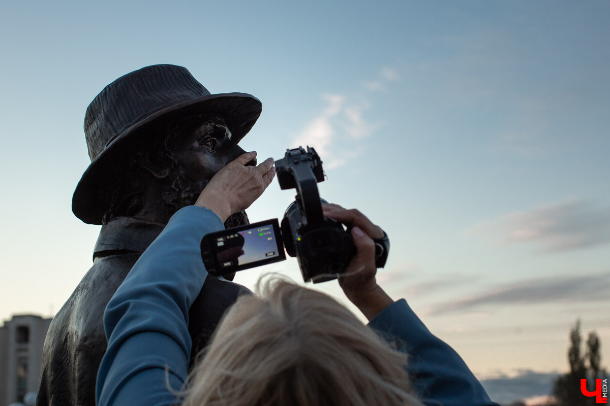 18 сентября во Владимире, около драмтеатра, открыли новый памятник. Он посвящен провинциальным актерам Счастливцеву и Несчастливцеву