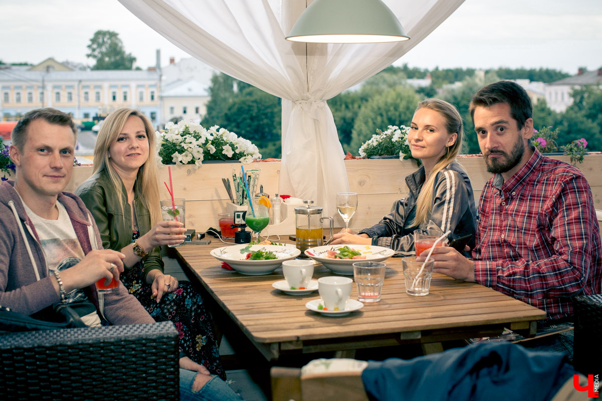 Блогеры посетили кафе Carlson Veranda и дали свою оценку кухне, персоналу и обстановке, а также насладились шикарным видом на закатное небо Владимира