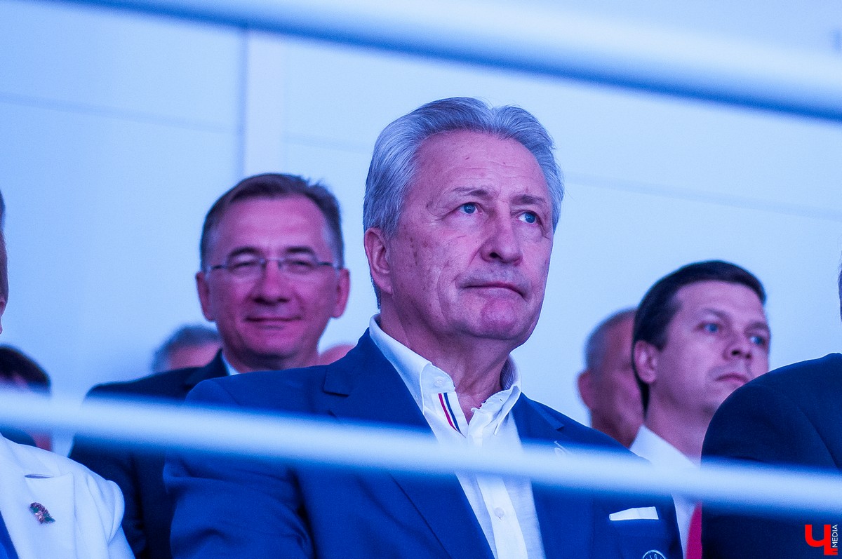 25 августа в городе открылся новый ледовый комплекс “Владимир”. На его открытие приехали известный советский хоккеист Александр Якушев и не менее известный художник Никас Сафронов