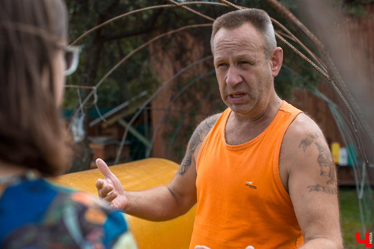 Журналист “Ключ-Медиа” на себе проверил, что такое аэроапитерапия и узнал, зачем люди ложатся спать на ульи с пчелами. Какую пользу приносит такой отдых рассказал пасечник из Владимирской области Николай Фадеев