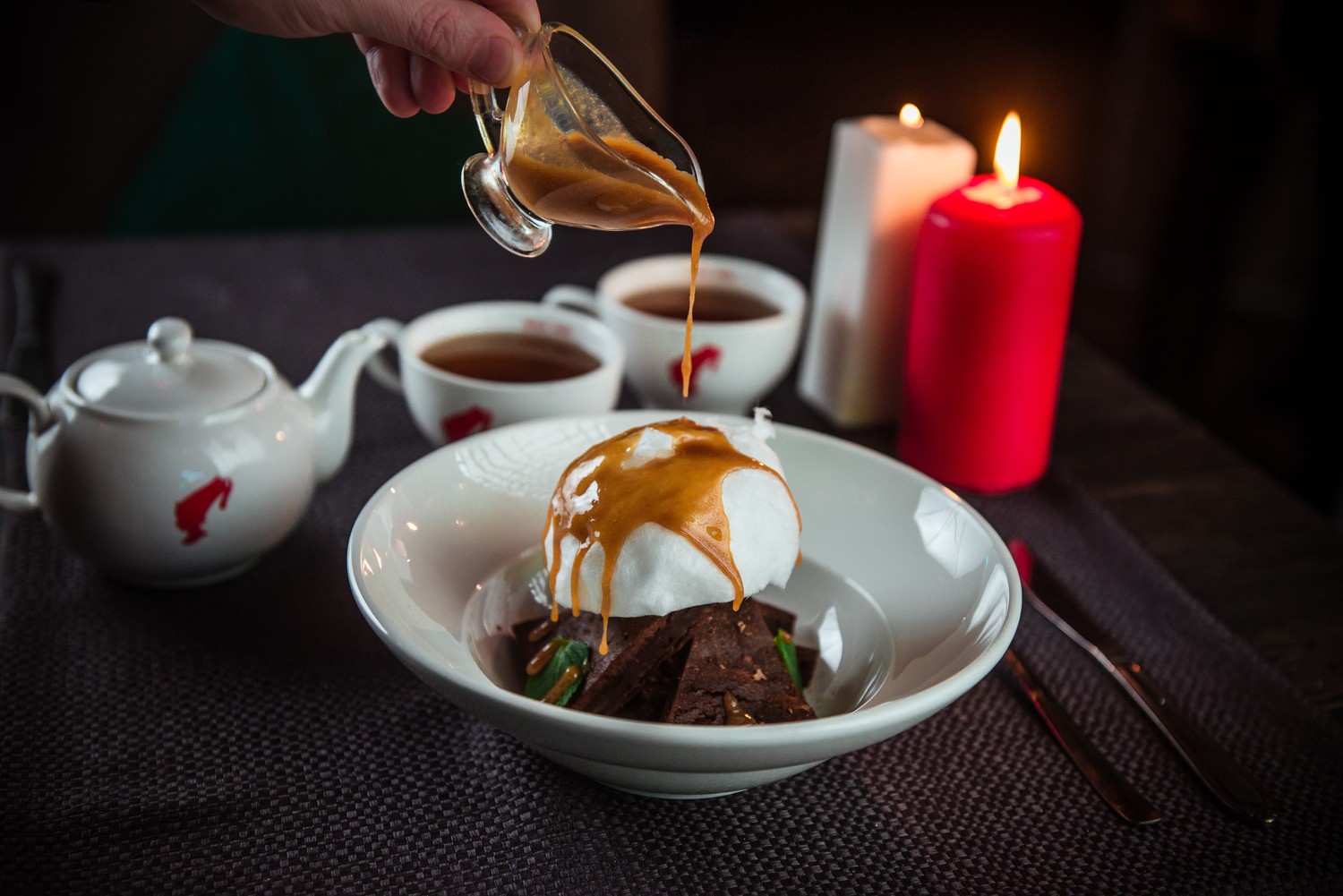 Карамельный тарт с шариком мороженого