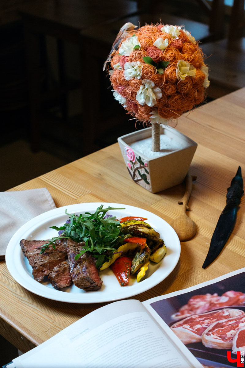 Готовим стейк стриплойн в студии Roulet вместе с шефом Дмитрием Орловским и диджеем Европы плюс Дмитрием Глазковым