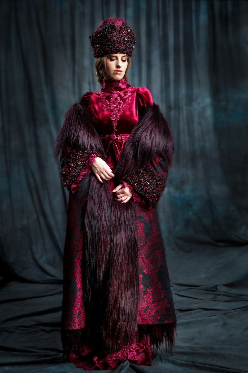 Бордовое платье