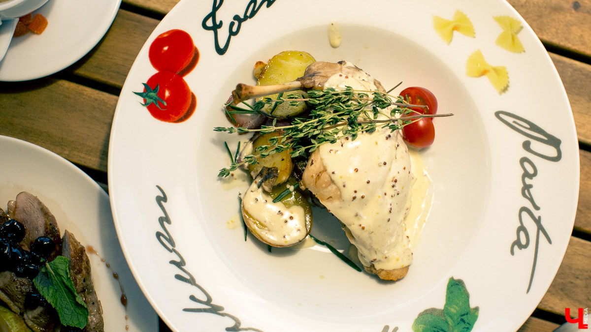 Блогеры посетили кафе Carlson Veranda и дали свою оценку кухне, персоналу и обстановке, а также насладились шикарным видом на закатное небо Владимира