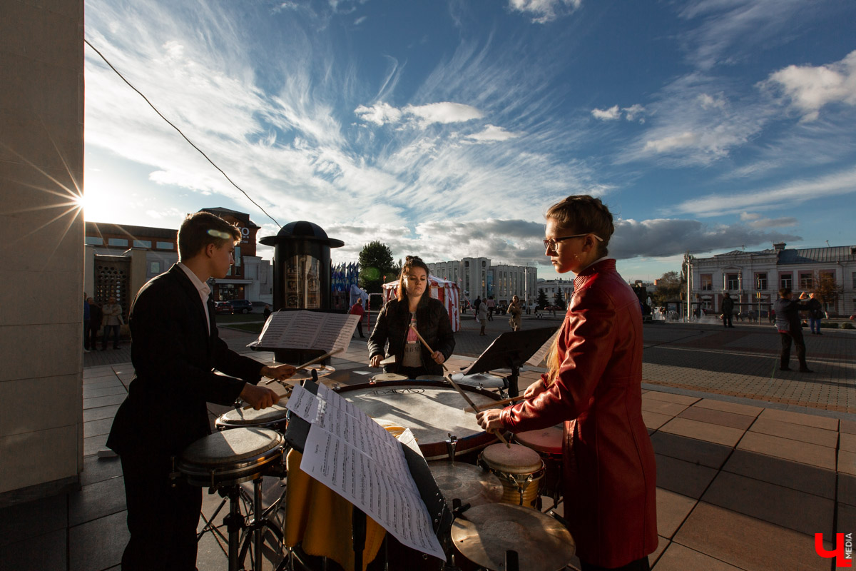 18 сентября во Владимире, около драмтеатра, открыли новый памятник. Он посвящен провинциальным актерам Счастливцеву и Несчастливцеву