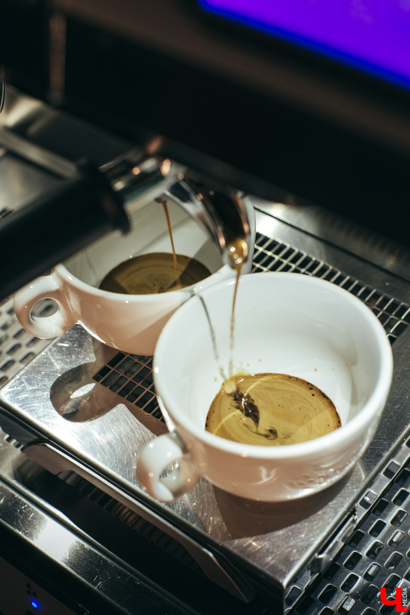 Известный владимирский бариста Дмитрий Баринов с коллегой открывают новое заведение. Новый формат предполагает дегустацию продуктов с использованием сенсорных карт. Все подробности пока держатся в тайне