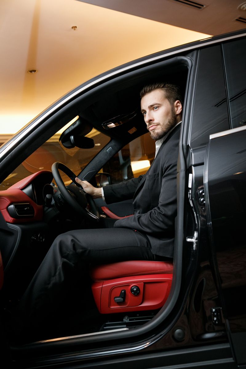 Александр Ломов, закончил ВлГУ и уехал в Москву учиться на медика. Параллельно он строит карьеру модели и актера, а еще снимается в рекламе