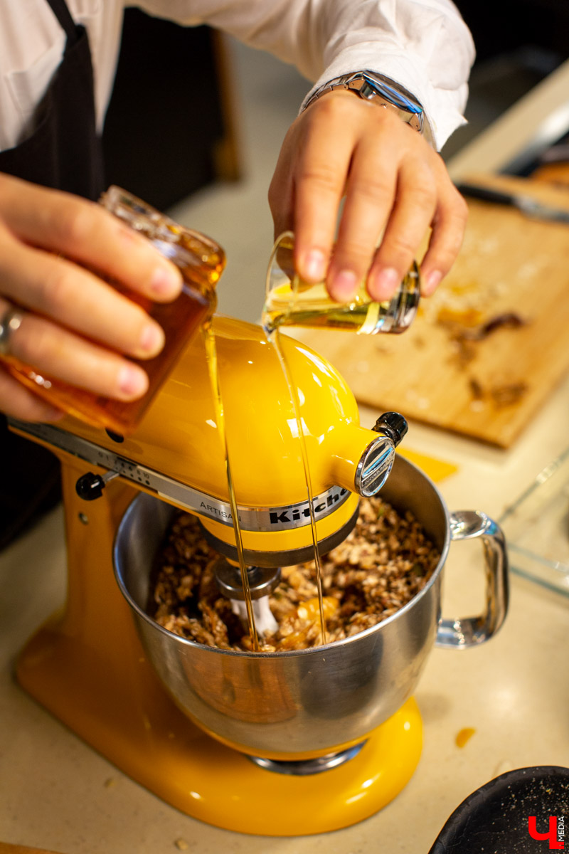 Наталья Лапшина и Анна Шигаева из группы VK “Современные мамы” готовят гранолу с шефом кулинарной студии Roulet Дмитрием Орловским