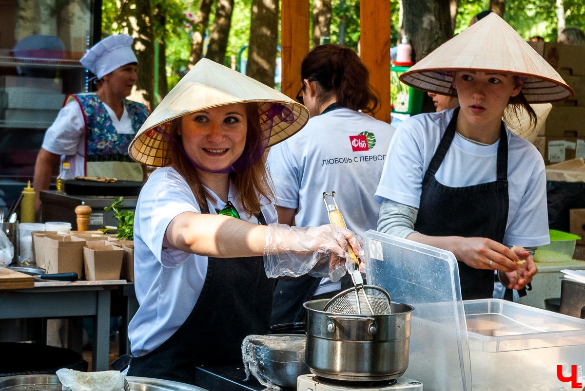 26 августа в Коврове прошёл гастрономический фестиваль «СамБыЕл». В нем приняло участие 7 ресторанов, удивлявших гостей оригинальными блюдами