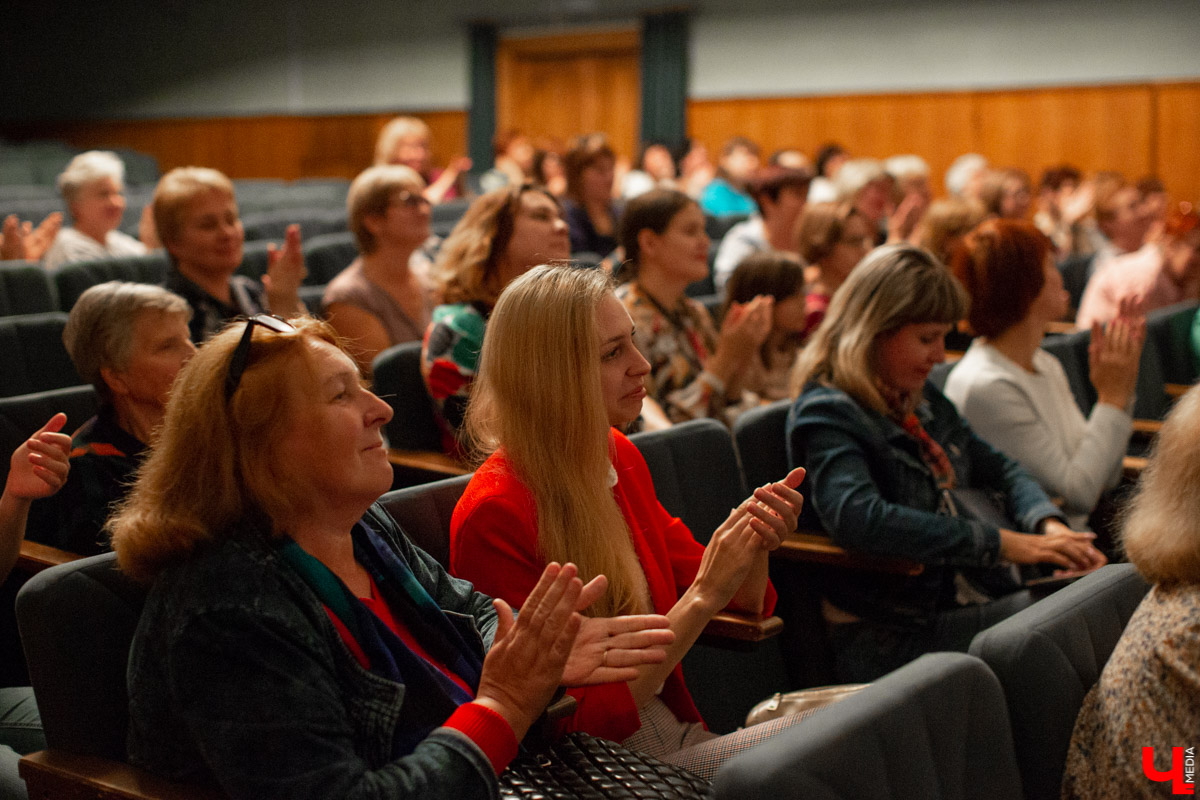 Актер Евгений Князев принял участие в фестивале “У Золотых ворот”. Он дал моноспектакль “Пиковая дама”. А после выступления пообщался с публикой