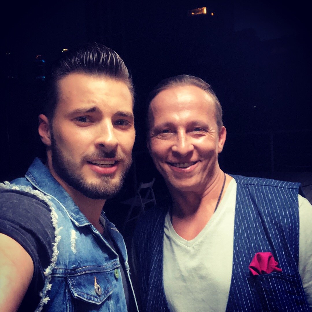 Александр Ломов, закончил ВлГУ и уехал в Москву учиться на медика. Параллельно он строит карьеру модели и актера, а еще снимается в рекламе