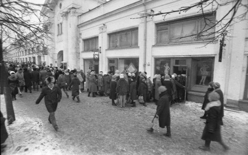 Торговые ряды. Очередь в магазин Чулки-носки