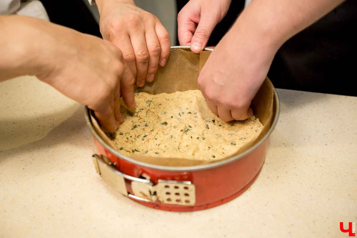 Шеф Дмитрий Орловский показал певцу Дмитрию Захария, как приготовить из тыквы крем-суп и чизкейк с меренгой