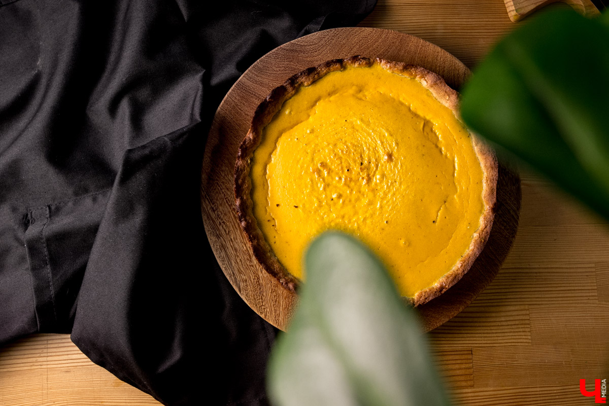 Шеф Дмитрий Орловский показал певцу Дмитрию Захария, как приготовить из тыквы крем-суп и чизкейк с меренгой