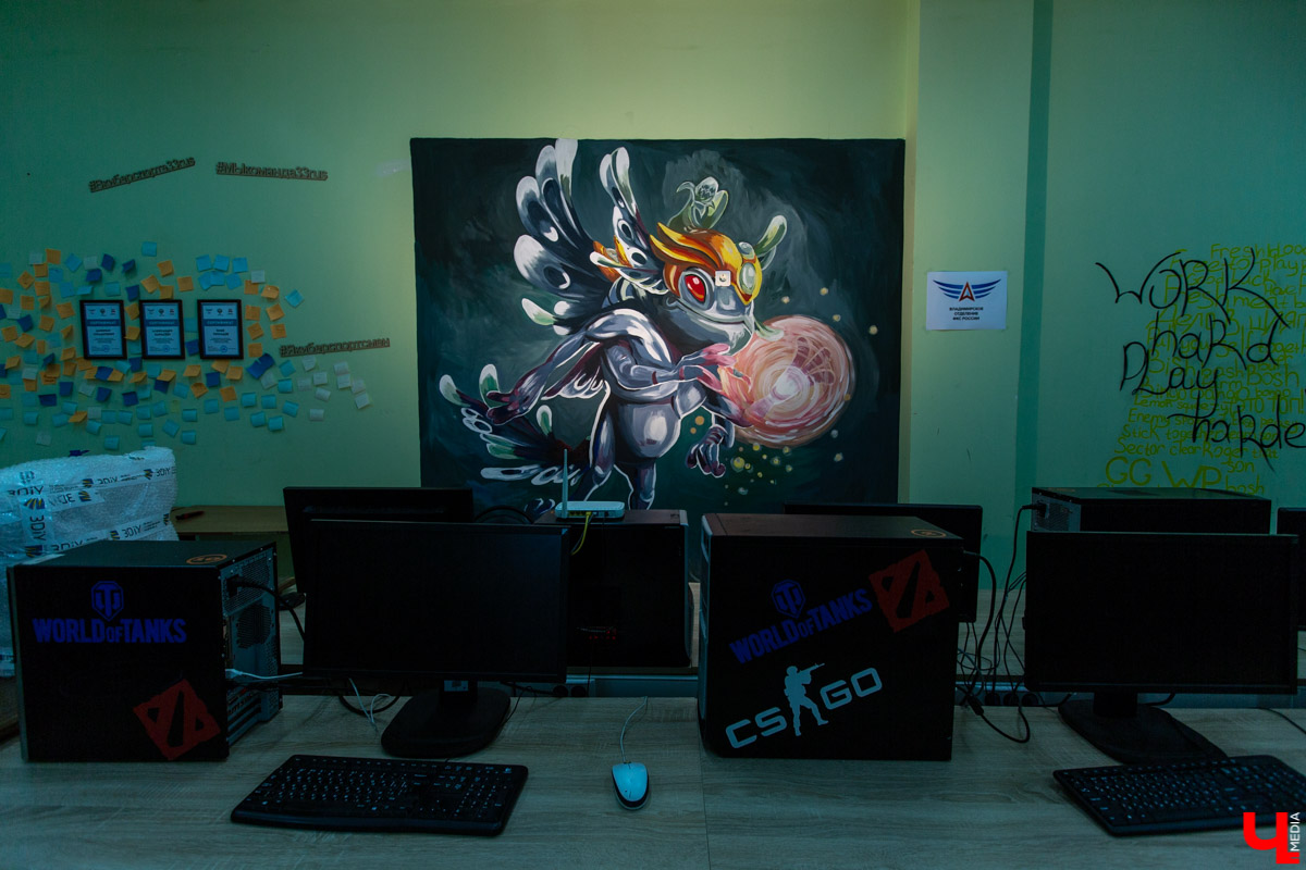 Во Владимире открылась первая в регионе школа киберспорта. Чем в ней занимаются? И только ли играм учатся спортсмены? Интервью с президентом регионального отделения Федерации компьютерного спорта РФ Денисом Подоляко