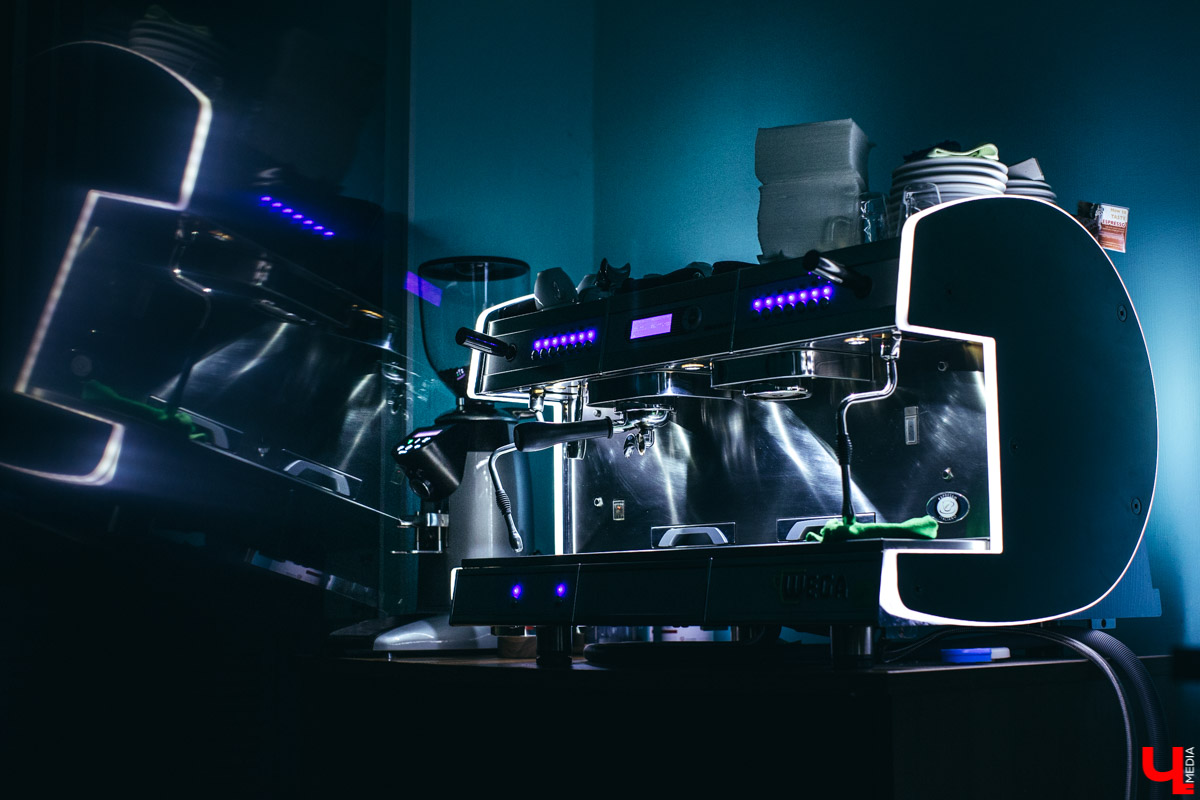 Известный владимирский бариста Дмитрий Баринов с коллегой открывают новое заведение. Новый формат предполагает дегустацию продуктов с использованием сенсорных карт. Все подробности пока держатся в тайне