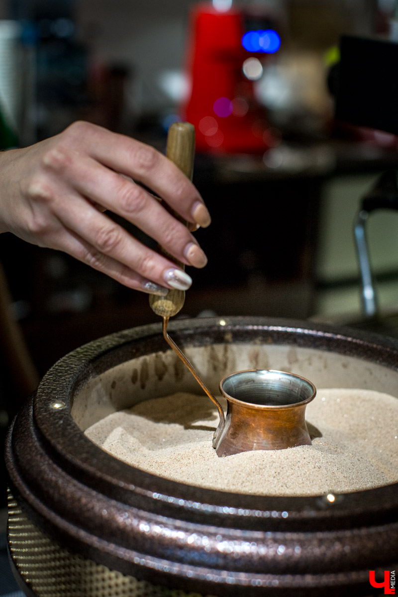 Журналист “Ключ-Медиа” отправилась на экскурсию в суздальский ресторан “Огурец” и узнала, как создавался дизайн интерьера этого заведения, какие самые необычные блюда входят в меню и где закупаются ингредиенты для них