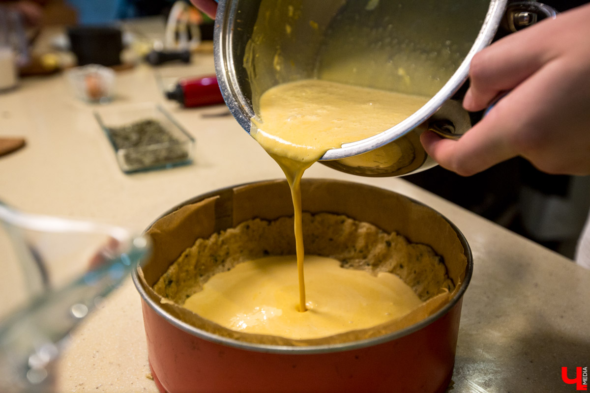 Шеф Дмитрий Орловский показал певцу Дмитрию Захария, как приготовить из тыквы крем-суп и чизкейк с меренгой