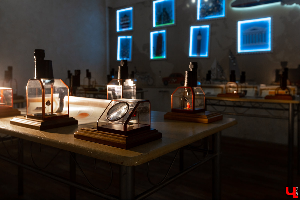 До 18 августа во Владимире можно увидеть подкованную блоху и другие микроминиатюры русского мастера Владимира Анискина. Корреспондент “Ключ-Медиа” побывал на выставке и сделал фоторепортаж