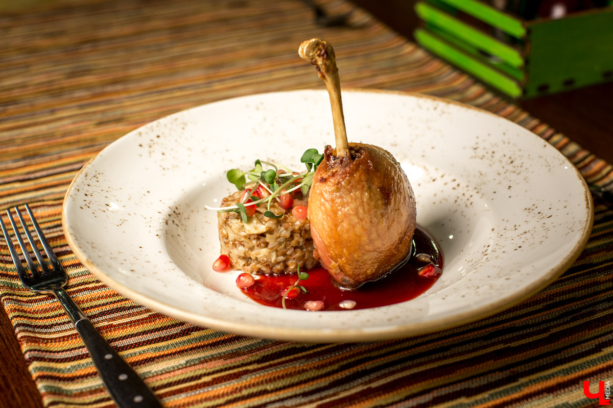 Журналист “Ключ-Медиа” отправилась на экскурсию в суздальский ресторан “Огурец” и узнала, как создавался дизайн интерьера этого заведения, какие самые необычные блюда входят в меню и где закупаются ингредиенты для них