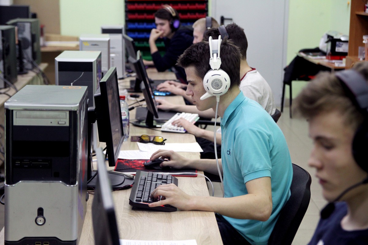 Во Владимире открылась первая в регионе школа киберспорта. Чем в ней занимаются? И только ли играм учатся спортсмены? Интервью с президентом регионального отделения Федерации компьютерного спорта РФ Денисом Подоляко