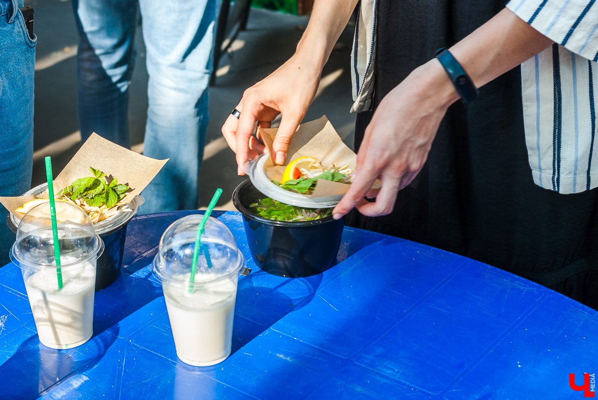 26 августа в Коврове прошёл гастрономический фестиваль «СамБыЕл». В нем приняло участие 7 ресторанов, удивлявших гостей оригинальными блюдами