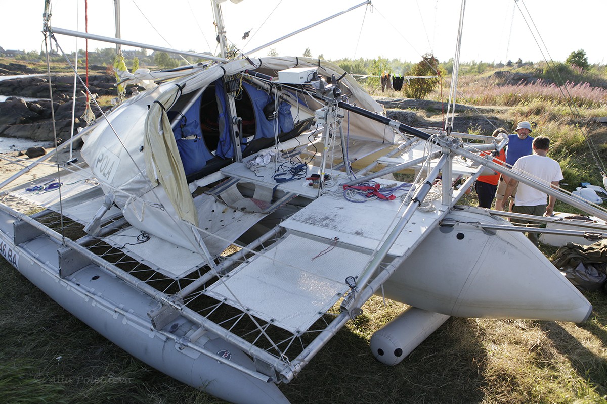 Капитан тримарана “Пола” Дмитрий Козлов, совершивший путешествие из Баренцева в Белое море, рассказал о том, страшно ли двое суток идти в шторм, стоит ли бояться медведей и какая рыба клюет в северном океане