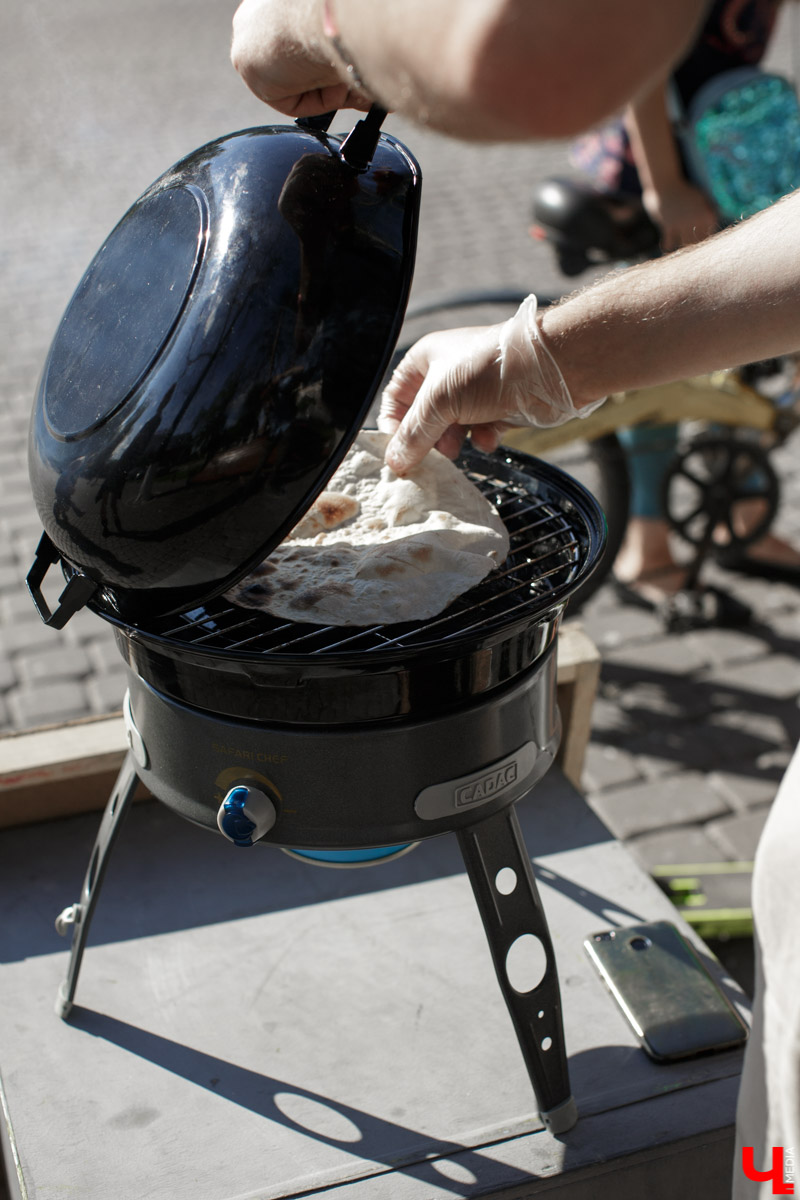 9 августа во Владимире прошла очередная акция в поддержку приближающегося Ресторанного дня. У памятника Диктору Левитану был открыт ресторан Лепёха-Лепёха