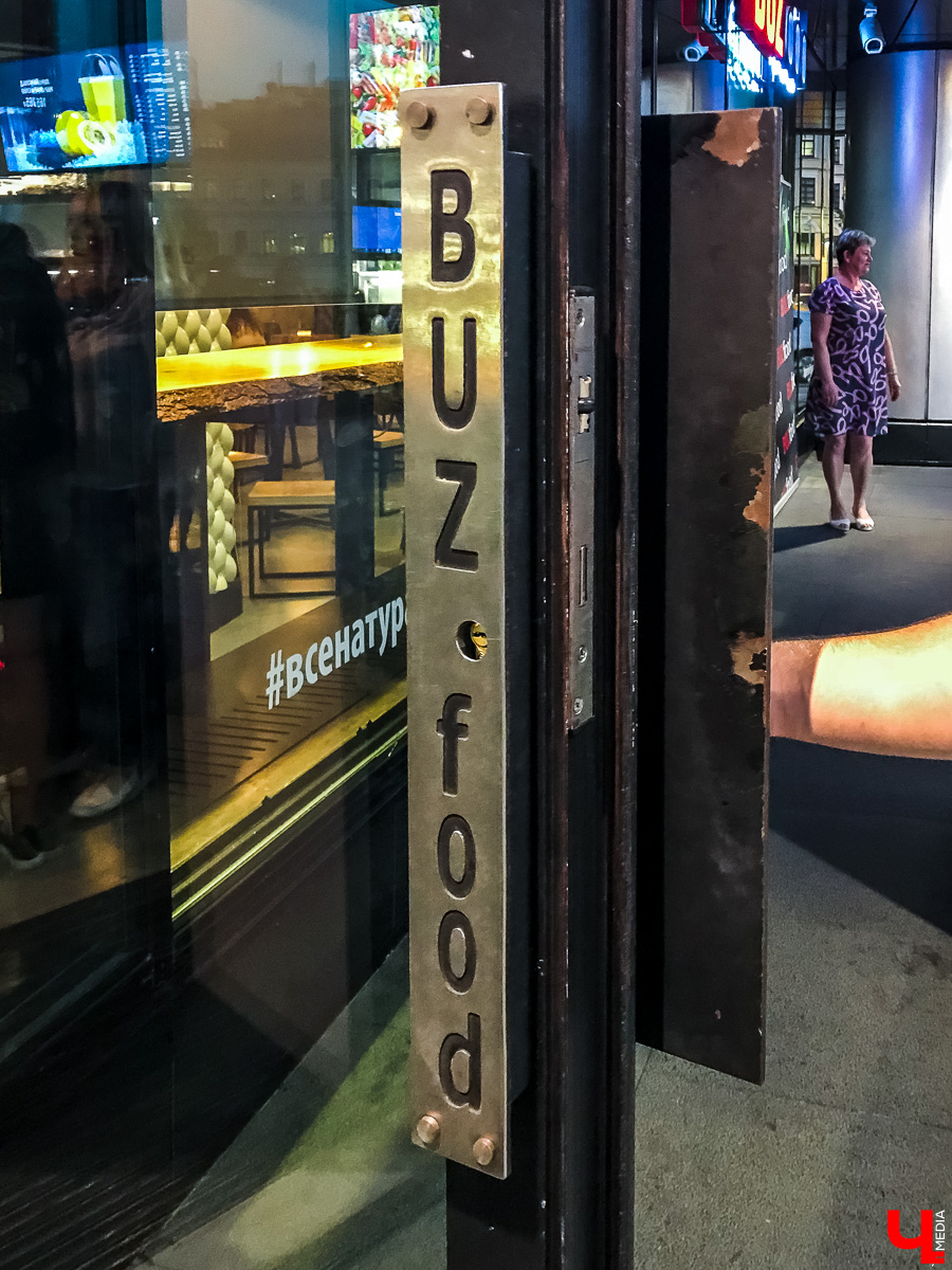 Журналист Ключ-Медиа побывала в ресторане Ольги Бузовой, оценила интерьер и узнала, что там за салаты такие подают под названием “Мало половин” и “Бузцезарь”