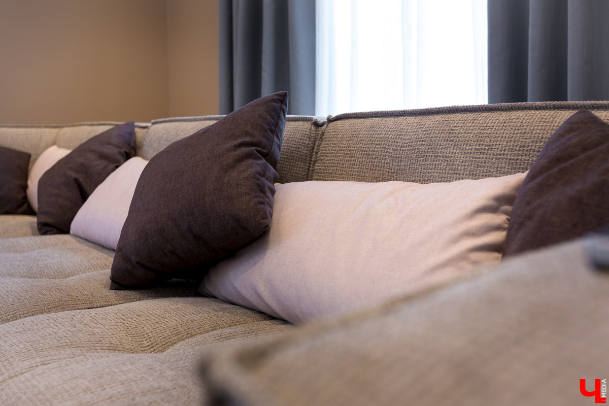 Архитектор-дизайнер Наталья Корешкова провела экскурсию по одному из самых роскошных офисов Владимира, в котором есть даже “золотой” туалет и джакузи