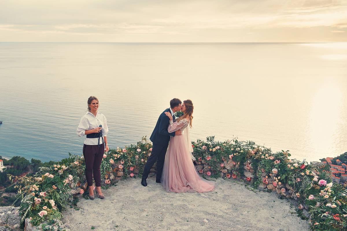 Ведущая Алена Маркелова проводит свадьбы за границей. О секретах своего успеха в свадебном бизнесе она рассказала журналисту “Ключ-Медиа”