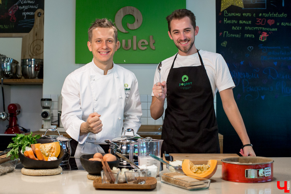 Шеф Дмитрий Орловский показал певцу Дмитрию Захария, как приготовить из тыквы крем-суп и чизкейк с меренгой