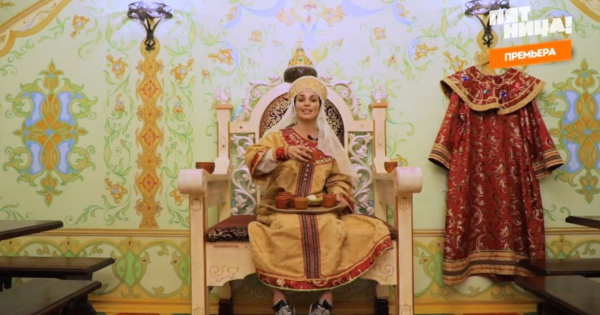 17 июля по телеканалу “Пятница” показали новый выпуск программы “Орел и Решка” во Владимире. Ведущие проехались по области и спрятали в заброшенном доме бутылку с сотней долларов