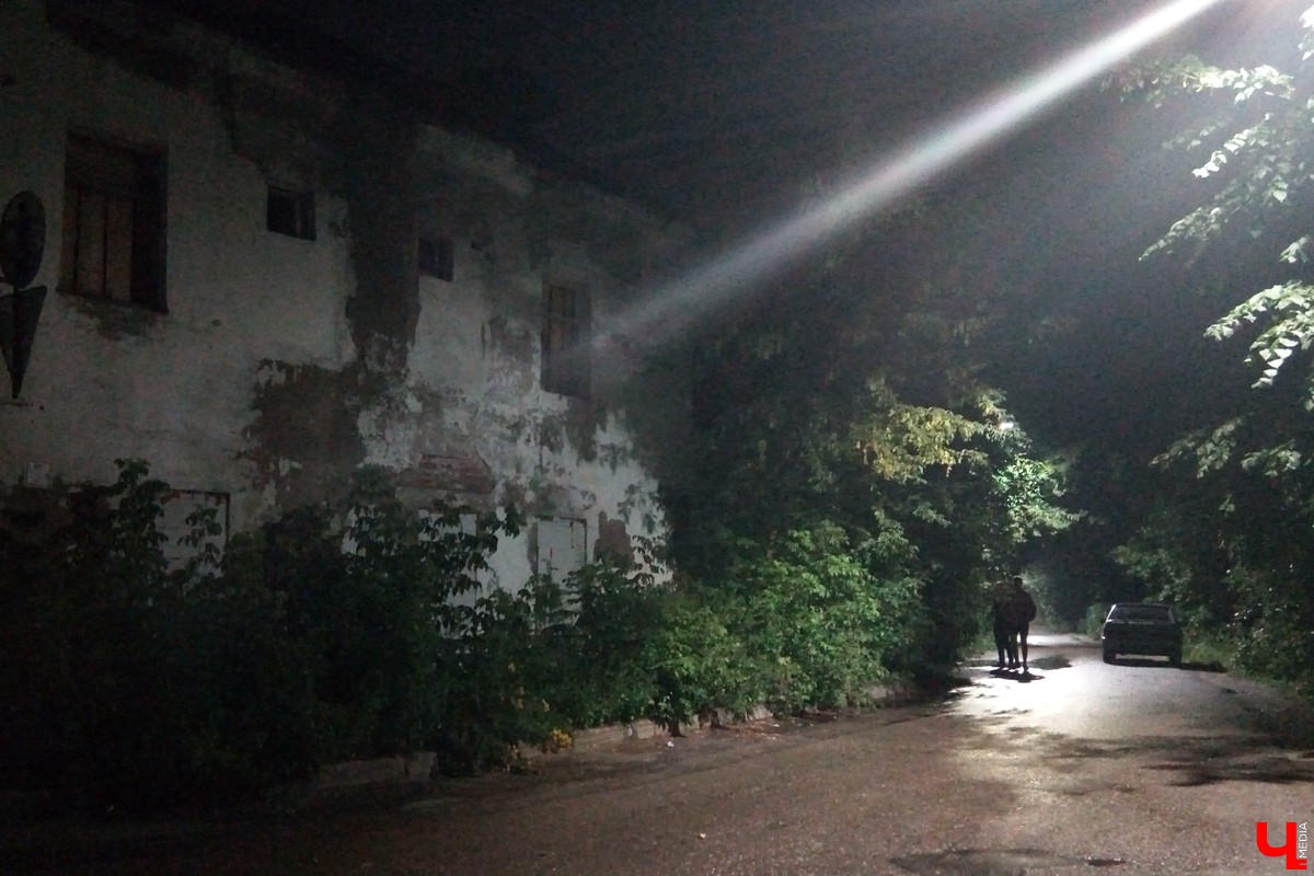 17 июля по телеканалу “Пятница” показали новый выпуск программы “Орел и Решка” во Владимире. Ведущие проехались по области и спрятали в заброшенном доме бутылку с сотней долларов