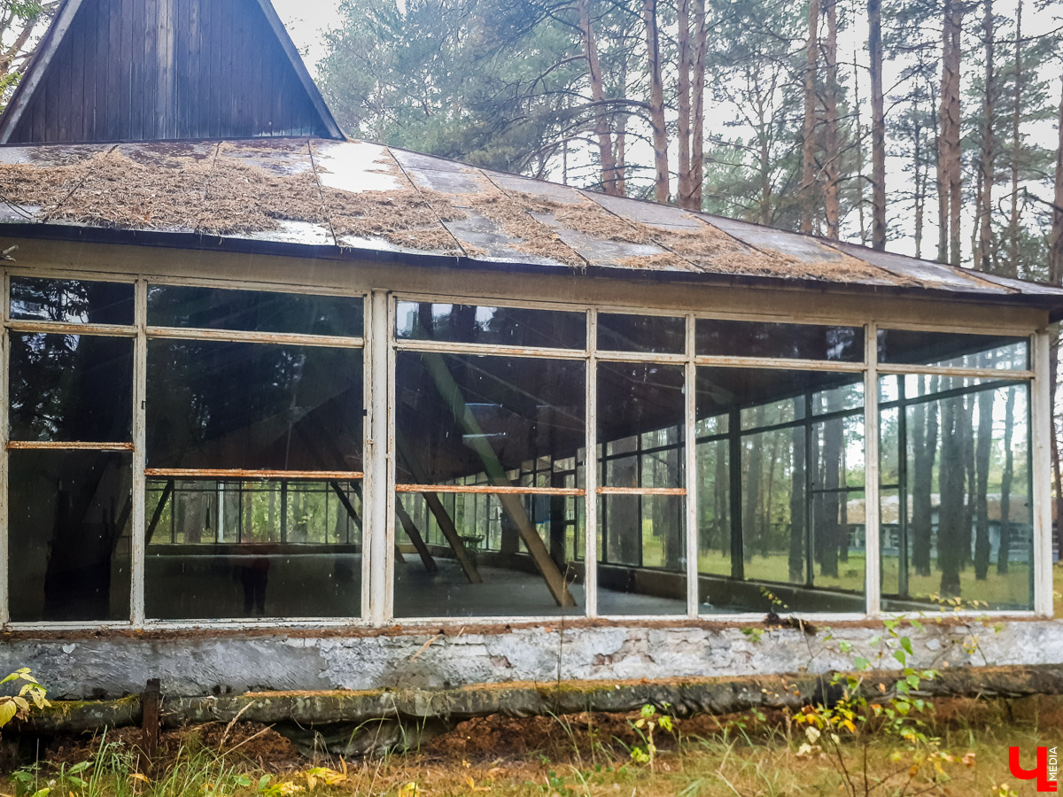 В лесу в Суздальском районе мы случайно набрели на пионерский лагерь “Юность”, который несколько лет простоял заброшенным. Мародеры до него не добрались, а потому постройки остались целыми