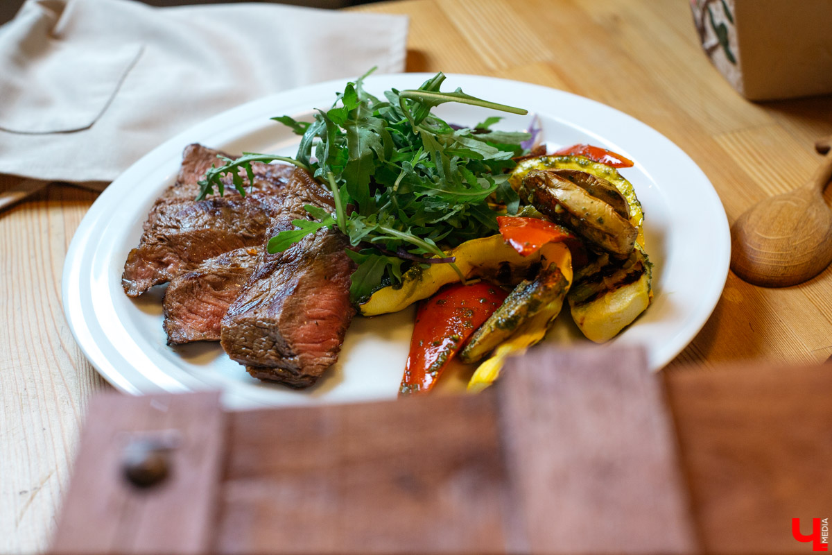 Готовим стейк стриплойн в студии Roulet вместе с шефом Дмитрием Орловским и диджеем Европы плюс Дмитрием Глазковым