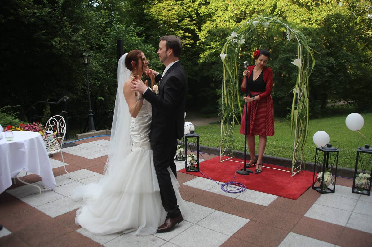 Жительница Владимира Елена Суркова вышла замуж за француского ресторатора Оливье. Свадьбу молодожены праздновали дважды