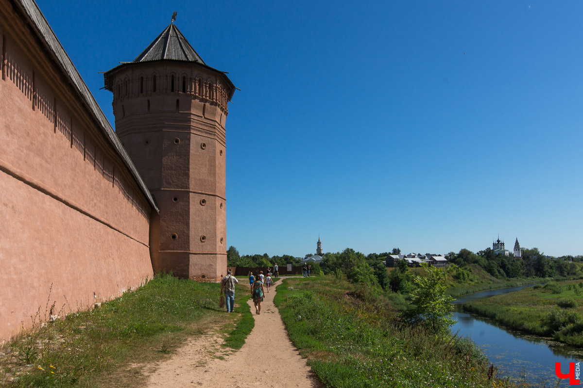 Гид Денис Лапин провел необычную экскурсию по Суздалю. Он показал журналисту Ключ-Медиа загадочные провалы, тайные подземелья и древние вещи, найденные местными жителями