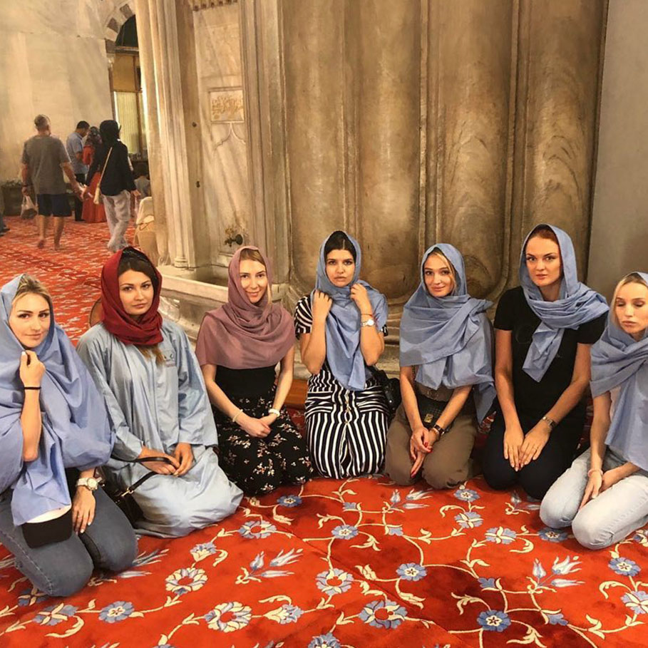 Влада Пайзулаева из Владимира оригинально отметила свой юбилей. Она с шестью подругами отправилась в Грузию, а оттуда в Турцию. Как отрывались девушки - именинница рассказала в интервью